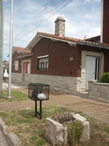 Casa en alquiler en Necochea. 3 ambientes, 2 baños y capacidad de 3 a 6 personas. A 500 m de la playa