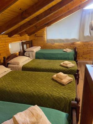 Complejo de Cabañas en alquiler en Necochea. 2 ambientes, 1 baño y capacidad de 4 a 6 personas. 