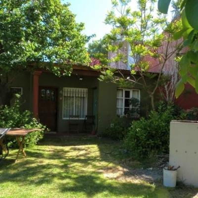 Casa en alquiler en Necochea. 3 ambientes, 1 baño y capacidad de 3 a 5 personas. 