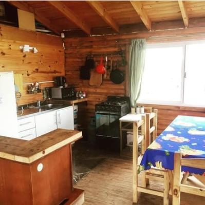 Cabaña en alquiler en Necochea. 3 ambientes, 1 baño y capacidad de 5 a 7 personas. A 400 m de la playa