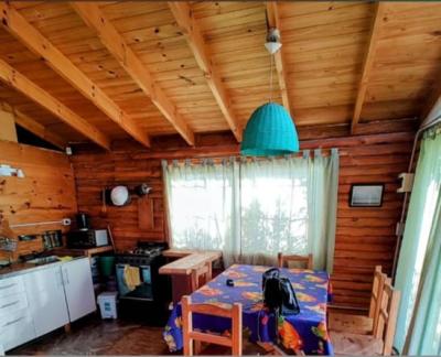 Cabaña en alquiler en Necochea. 3 ambientes, 1 baño y capacidad de 5 a 7 personas. A 400 m de la playa