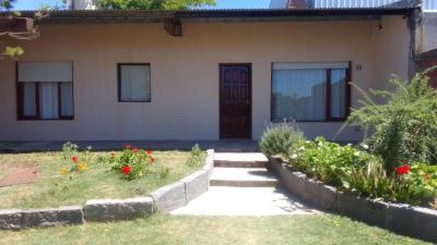 Casa en alquiler en Necochea. 2 ambientes, 1 baño y capacidad de 1 a 4 personas. 