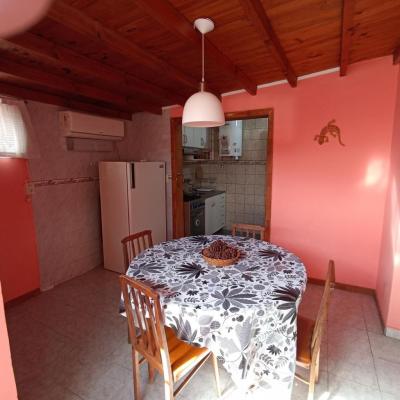 Departamento en alquiler en Necochea. 3 ambientes, 1 baño y capacidad de 2 a 4 personas. A 200 m de la playa