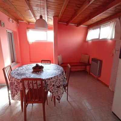 Departamento en alquiler en Necochea. 3 ambientes, 1 baño y capacidad de 2 a 4 personas. A 200 m de la playa