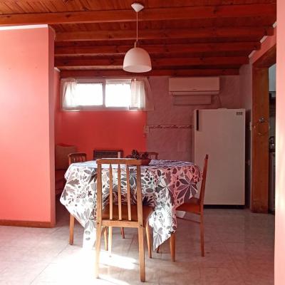 Departamento en alquiler en Necochea. 3 ambientes, 1 baño y capacidad de 2 a 4 personas. A 200 m de la playa