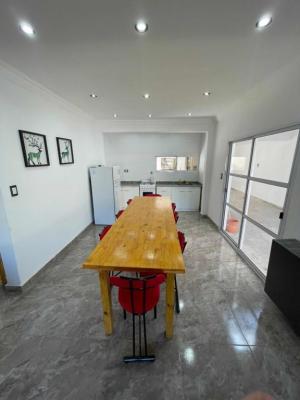 Casa en alquiler en Necochea. 4 ambientes, 1 baño y capacidad de 5 a 8 personas. 