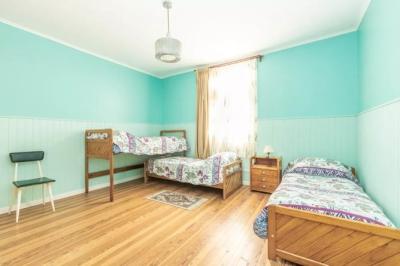 Departamento en alquiler en Necochea. 3 ambientes, 1 baño y capacidad de 3 a 5 personas. A 50 m de la playa