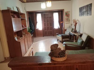 Casa en alquiler en Necochea. 5 ambientes, 1 baño y capacidad de 2 a 5 personas. 