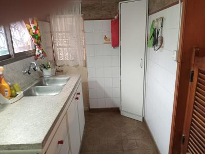 Casa en alquiler en Necochea. 5 ambientes, 1 baño y capacidad de 2 a 5 personas. 