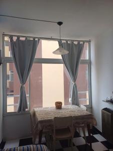 Departamento en alquiler en Necochea. 2 ambientes, 1 baño y capacidad de 2 a 4 personas. A menos de 50 m de la playa