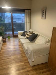 Departamento en alquiler en Necochea. 1 ambientes, 1 baño y capacidad de 2 a 3 personas. 