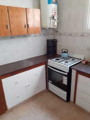 Departamento en alquiler en Necochea. 4 ambientes, 1 baño y capacidad de 3 a 6 personas. A 50 m de la playa