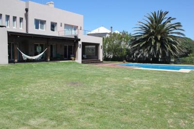 Casa en alquiler en Necochea. 10 ambientes, 5 baños y capacidad de 7 a 9 personas. A 50 m de la playa