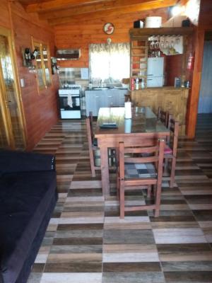 Cabaña en alquiler en Necochea. 3 ambientes, 1 baño y capacidad de 3 a 6 personas. 