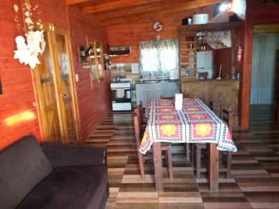 Cabaña en alquiler en Necochea. 3 ambientes, 1 baño y capacidad de 3 a 6 personas. 