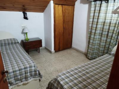 Casa en alquiler en Necochea. 4 ambientes, 1 baño y capacidad de 5 a 7 personas. A 500 m de la playa