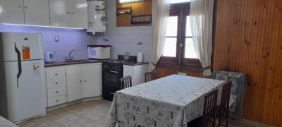 Departamento en alquiler en Necochea. 2 ambientes, 1 baño y capacidad de 2 a 4 personas. A 50 m de la playa