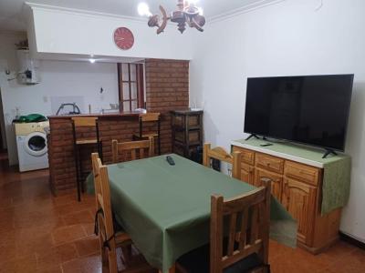 Departamento en alquiler en Necochea. 2 ambientes, 1 baño y capacidad de 1 a 3 personas. A 250 m del centro