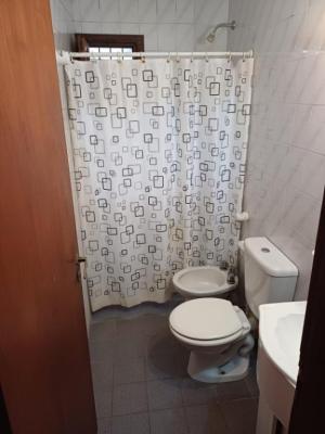 Departamento en alquiler en Necochea. 2 ambientes, 1 baño y capacidad de 1 a 3 personas. A 250 m del centro