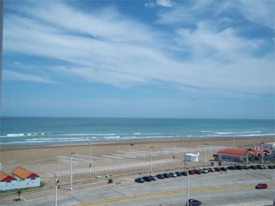 Departamento en alquiler en Necochea. 2 ambientes, 1 baño y capacidad de 2 a 4 personas. A 50 m de la playa