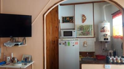 Casa en alquiler en Necochea. 2 ambientes, 1 baño y capacidad de 2 a 4 personas. A 100 m de la playa