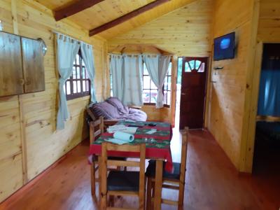 Complejo de Cabañas en alquiler en Necochea. 3 ambientes, 1 baño y capacidad de 3 a 5 personas. 