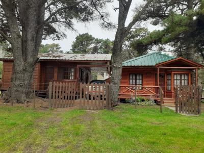 Complejo de Cabañas en alquiler en Necochea. 3 ambientes, 1 baño y capacidad de 3 a 5 personas. 