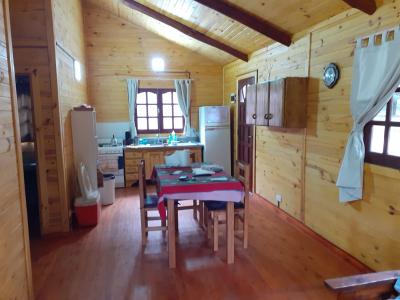 Complejo de Cabañas en alquiler en Necochea. 3 ambientes, 1 baño y capacidad de 3 a 5 personas. 