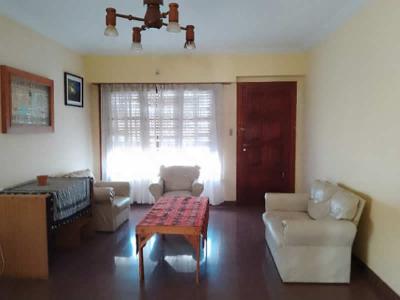 Casa en alquiler en Necochea. 4 ambientes, 2 baños y capacidad de 5 a 8 personas. 