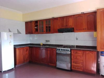 Casa en alquiler en Necochea. 4 ambientes, 2 baños y capacidad de 5 a 8 personas. 