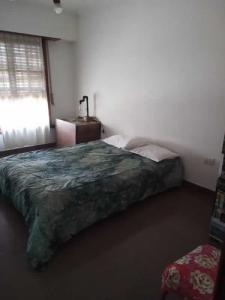 Casa en alquiler en Necochea. 4 ambientes, 2 baños y capacidad de 5 a 8 personas. 