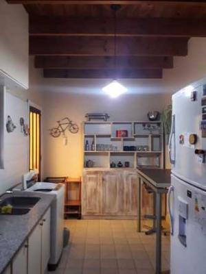 Casa en alquiler en Necochea. 4 ambientes, 2 baños y capacidad de 4 a 6 personas. 