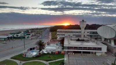 Departamento en alquiler en Necochea. 2 ambientes, 1 baño y capacidad de 1 a 3 personas. A 50 m de la playa