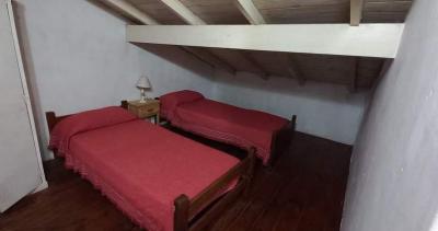 Casa en alquiler en Necochea. 5 ambientes, 1 baño y capacidad de 3 a 6 personas. 