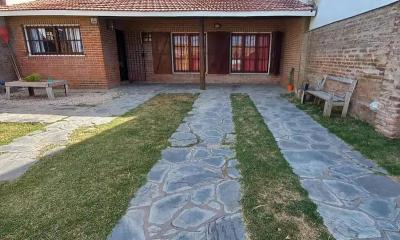 Casa en alquiler en Necochea. 5 ambientes, 1 baño y capacidad de 3 a 6 personas. 