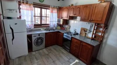 Casa en alquiler en Necochea. 5 ambientes, 1 baño y capacidad de 3 a 6 personas. 